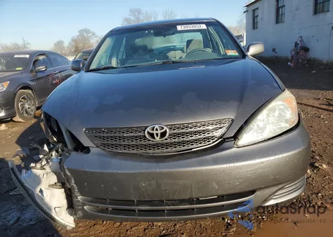 2004 Toyota Camry Le z USA, uszkodzony, nr VIN 4T1BE32K04U881822